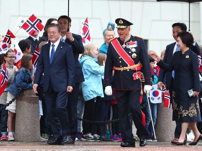 Children with Korean and Norwegian flags were assembled in the Palace Square. The President and his wife, the King and the Crown Prince took time to greet the children after the formal welcoming ceremony. Photo: Ryan Kelly / NTB scanpix.